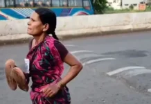 छोरी पढाउन खाली खुट्टा दौडिएकी आमा भाइरल भएपछि भारतमा शिक्षा प्रणालीबारे बहस