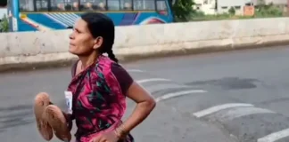 छोरी पढाउन खाली खुट्टा दौडिएकी आमा भाइरल भएपछि भारतमा शिक्षा प्रणालीबारे बहस